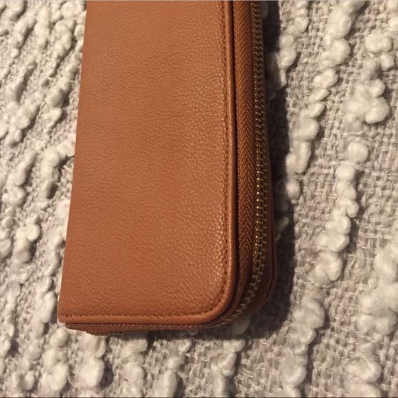 Tan wallet NEVER BEEN USED - Picture 4 of 4